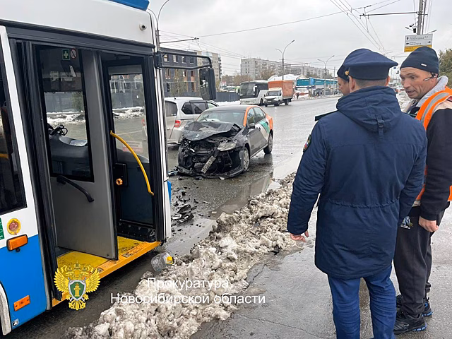 На улице Кирова в Новосибирске произошло второе за сутки ДТП с каршеринговым авто - в нескольких десятках метрах от первого