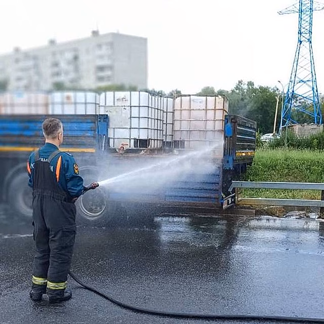 Грузовик в оранжевом химическом облаке заметили на трассе в Подмосковье и сняли на видео