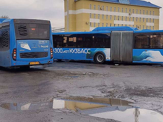 Новый автобус попал в "капкан" около кемеровского вокзала