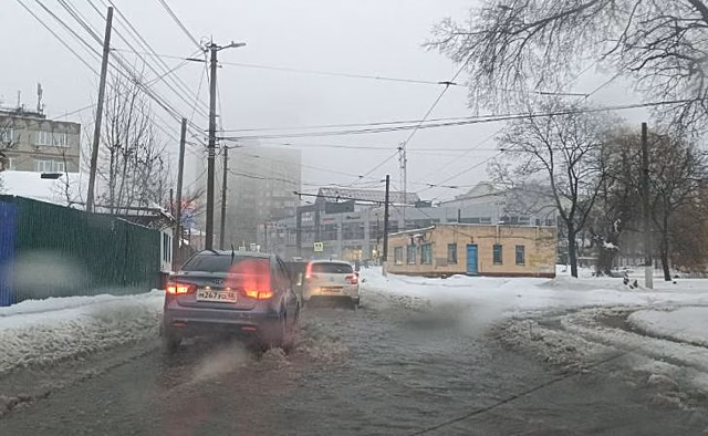Из-за мокрого снега и дождя курские дорожники работают в усиленном режиме