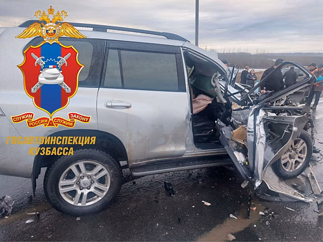 Трое пострадали в жестком ДТП с фурой и Land Cruiser на кемеровской трассе