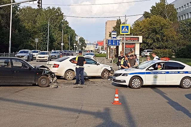 Две иномарки столкнулись в Тюмени: среди пострадавших 6 детей