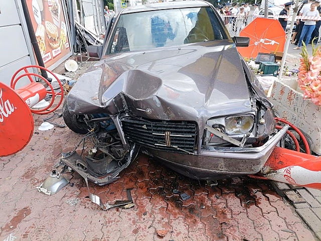 Mercedes протаранил мини-рынок в Калининграде, одна женщина погибла