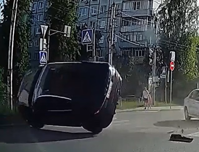 В Калуге на перекрестке перевернулся автомобиль