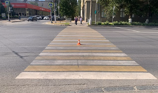 В Волгограде попал на видео момент наезда иномарки на пешехода