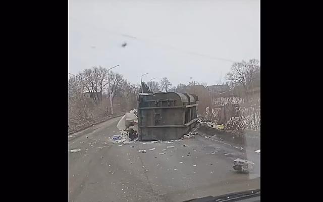 Под Рязанью опрокинулся прицеп мусоровоза