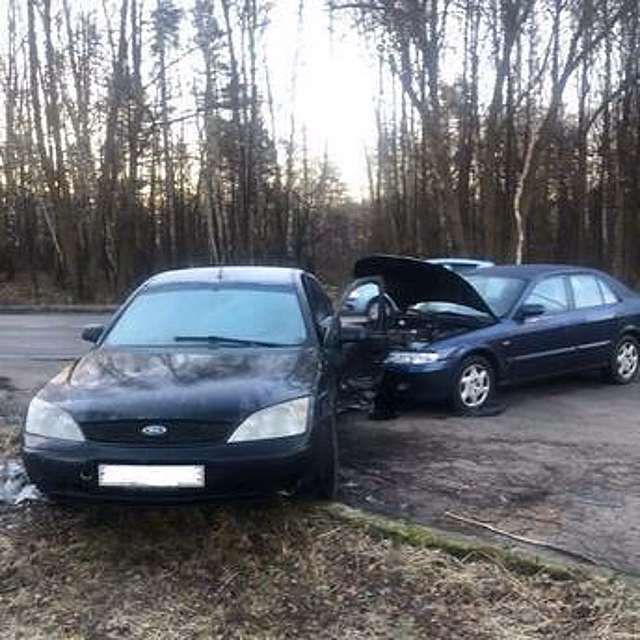 В Калининграде легковушка вылетела на встречку и врезалась в бок заворачивавшей машины