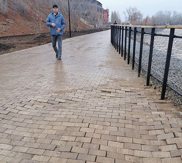 На восточной набережной в Оренбурге «поплыла» плитка