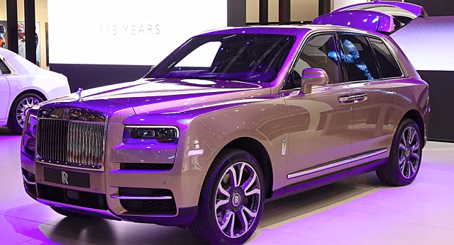 Rolls-Royce Cullinan 2021 года демонстрируют свои уникальные цвета в Шанхае