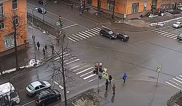 В центре Петрозаводска два автомобиля не поделили пустой перекресток