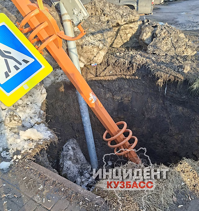 "Портал в ад" проглотил в Кемерове светофор и фонарный столб