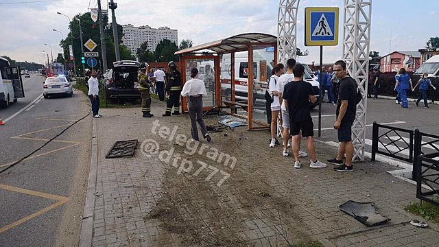Lexus врезался в остановку с людьми в Люберцах