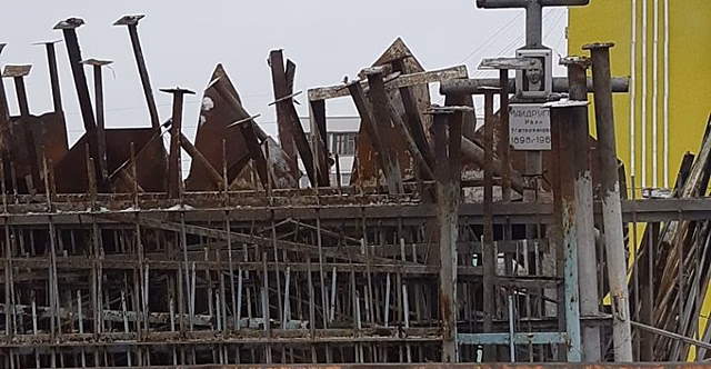 Грузовик, полный могильных крестов, памятников и оградок сфотографировали в Самаре