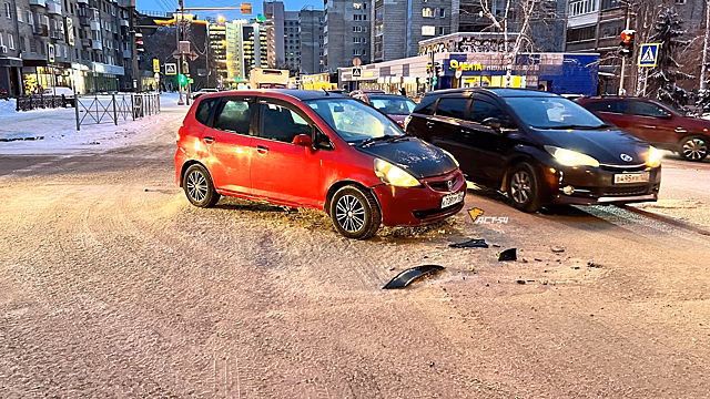 В Новосибирске произошло «мутное» ДТП: столкнулись Mitsubishi Airtrek и Honda Fit