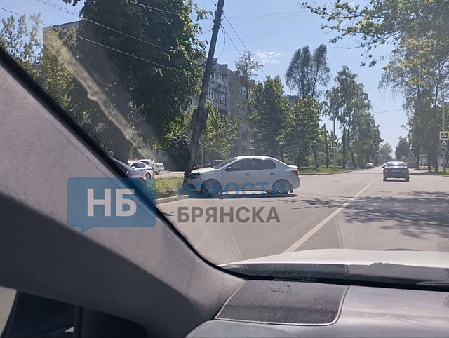 В Брянске Renault Logan врезался в столб электропередач