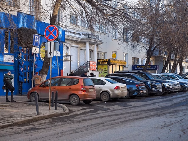 Юрист объяснил порядок действий, если машину повредили во дворе