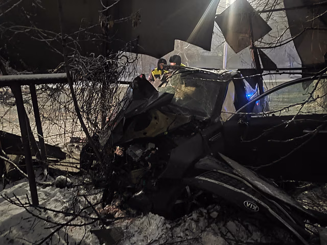 В Саратове Kia протаранила дерево и смялась. Двое пострадали