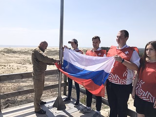На одной из самых высоких дюн Куршской косы подняли флаг в честь Дня России (фото)