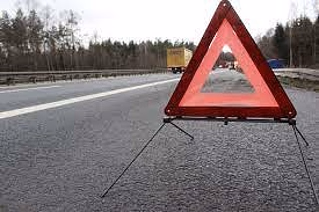 Водитель улетел в кювет и врезался в дерево в Семенове