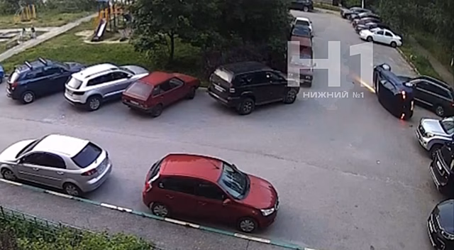 Странное ДТП случилось в одном из дворов Нижнего Новгорода