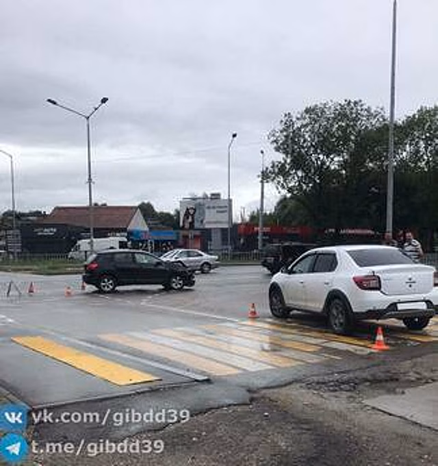 В Калининграде две легковушки неаккуратно встретились на перекрёстке, пострадал один человек