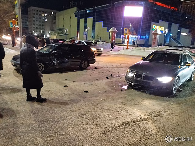 ДТП произошло на оживленном кемеровском перекрестке