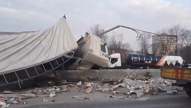 Фура перевернулась и вылетела на встречную полосу на МКАД. Видео