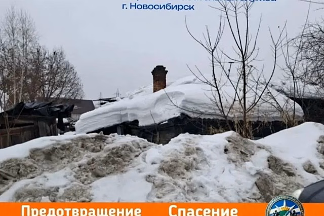 В Новосибирске крыши двух домов рухнули под тяжестью снега