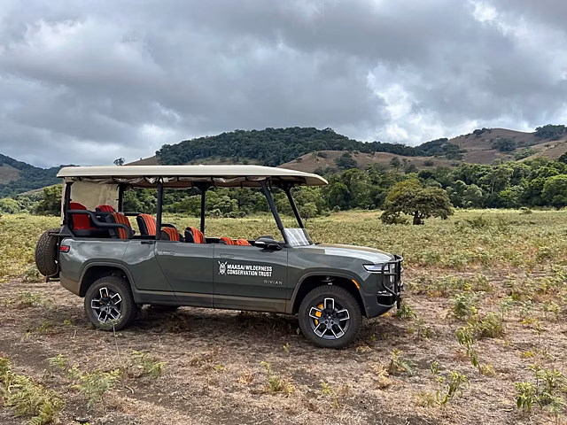 Электропикап Rivian R1T превратили в автобус для сафари