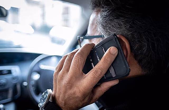 Некоторым водителям праворульных авто приходят штрафы из-за пассажира с телефоном рядом