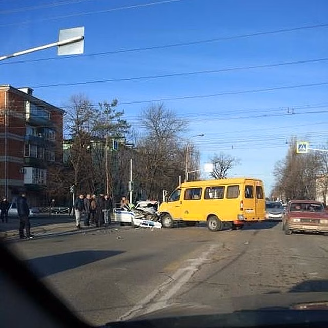 В Майкопе маршрутка столкнулась с автомобилем ДПС (видео)