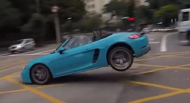 Посмотрите, как Porsche Boxster отправился в полёт во время проезда перекрёстка