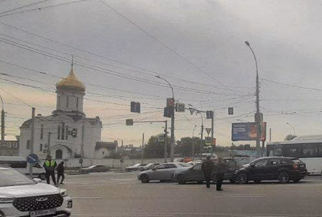 Водитель хэтчбека Dodge скончался в машине скорой помощи в Новосибирске