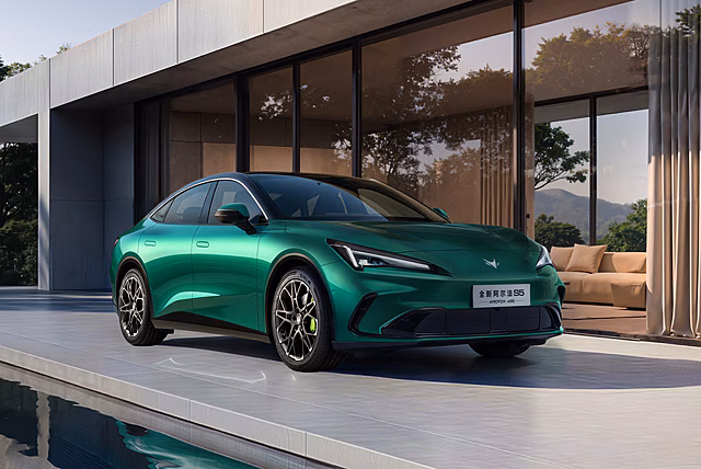 Обновленный седан Arcfox Alpha S5 от BAIC приготовился к старту продаж
