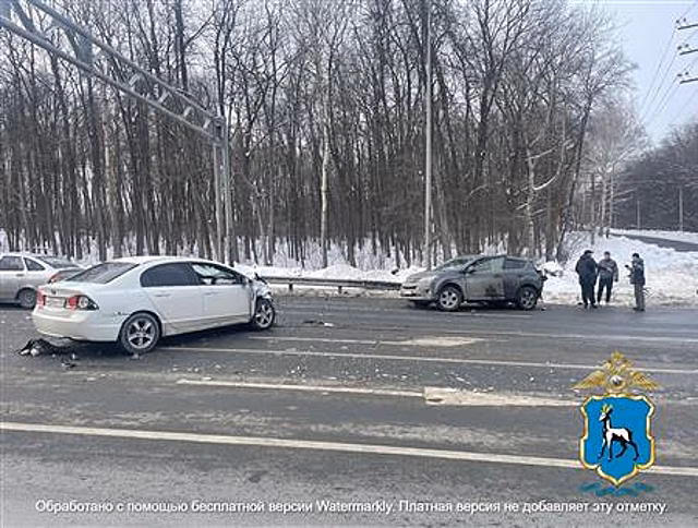 В районе "Самара Арены" столкнулись Toyota и Honda, два человека пострадали