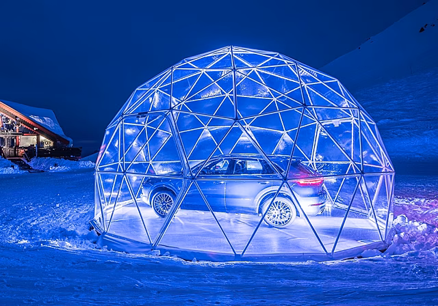 Porsche открыла самый высокогорный автосалон: и это стеклянный «пузырь»