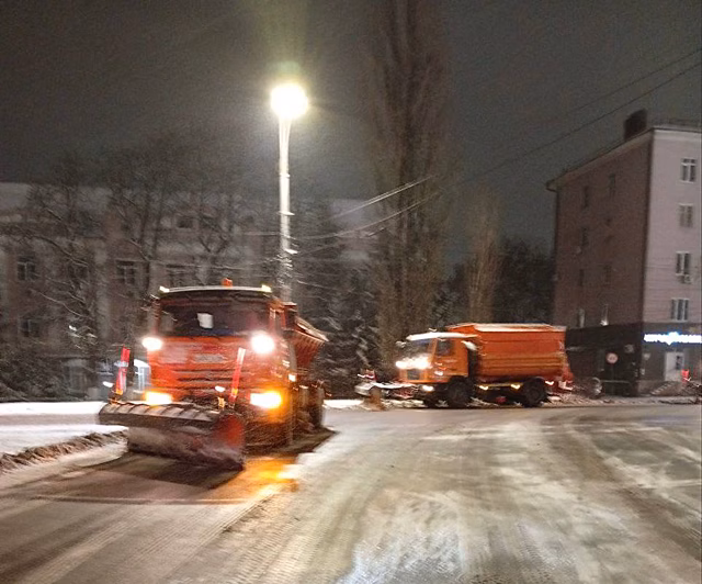 В Курске дороги убирают 73 человека и 71 единица техники