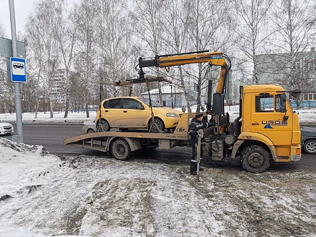 В Кемерове эвакуация брошенных машин стала дороже