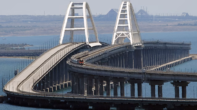 На Крымском мосту запретили движение электромобилей и гибридов