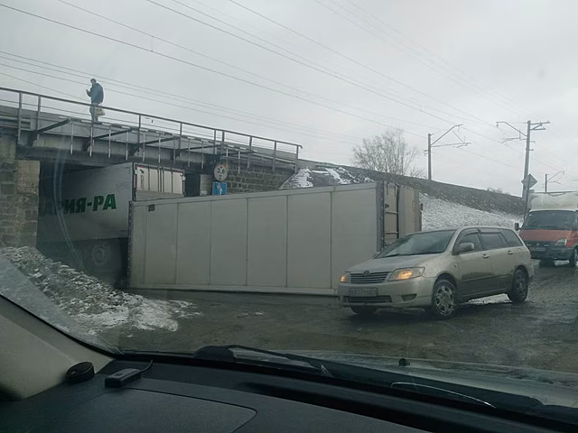 Фото: фура с прицепом заблокировала проезд под мостом