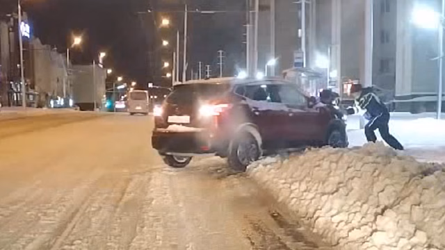 Автоинспекторы в Ставрополье за прошедшие сутки вызволили из снежного плена десятки увязших транспортных средств