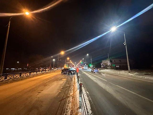 В Оренбургском районе на перекрестке столкнулись две иномарки
