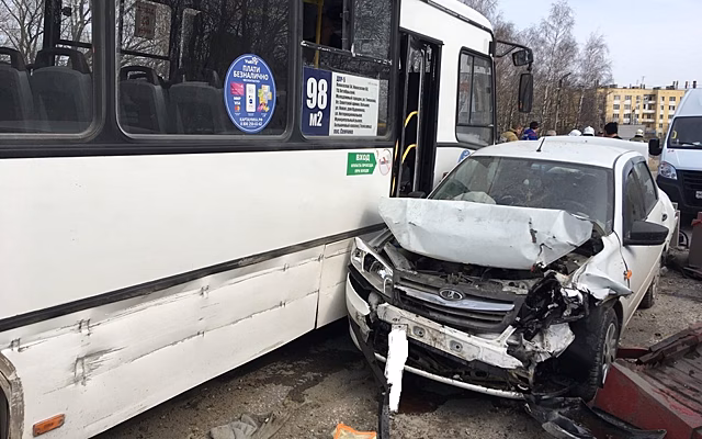 В Рязани в массовой аварии на мосту через Трубеж пострадали девять человек