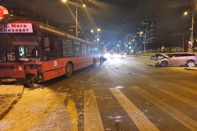 В Екатеринбурге в ДТП с участием автобуса пострадала 2-летняя девочка