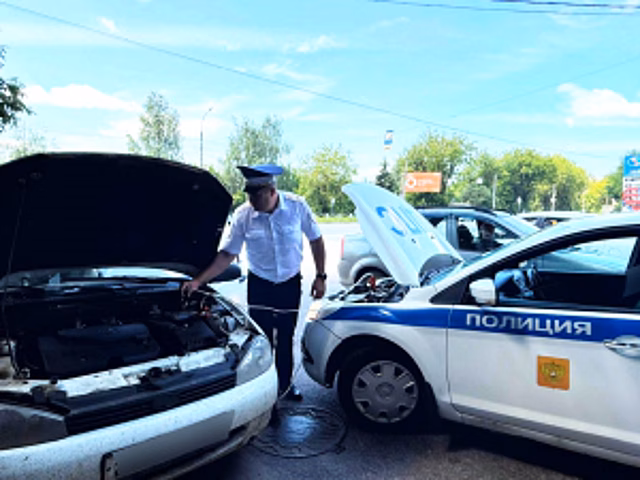 В Твери госавтоинспектор помог автоледи на дороге устранить неисправность в автомобиле