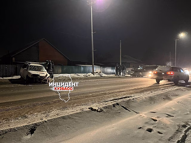 Экстренные службы съехались к месту жесткого ДТП в Кемерове