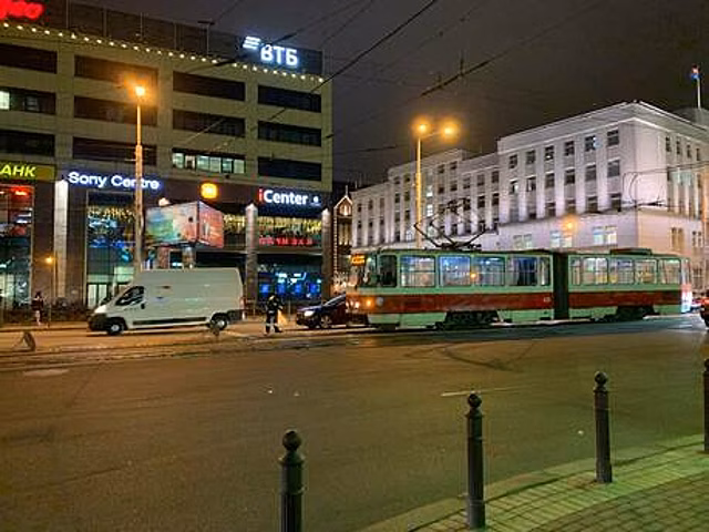 В Калининграде на пл. Победы из-за аварии встали трамваи