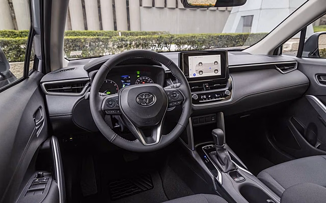 В РФ привезли кроссоверы Toyota Corolla Cross от 2,2 млн  рублей