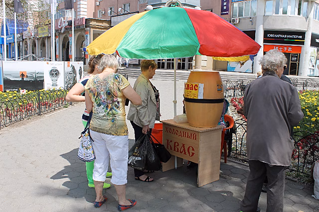 «Знали на что шли»: в Благовещенске подростки, торгующие квасом, ответили на жалобы взрослых