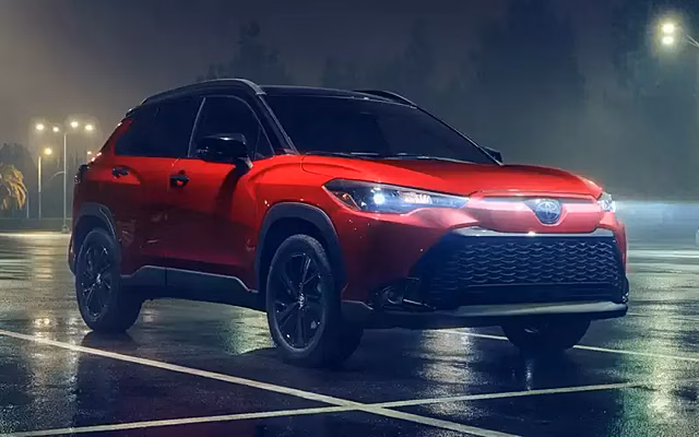 Toyota Corolla Cross начали красить в фирменный цвет Mazda